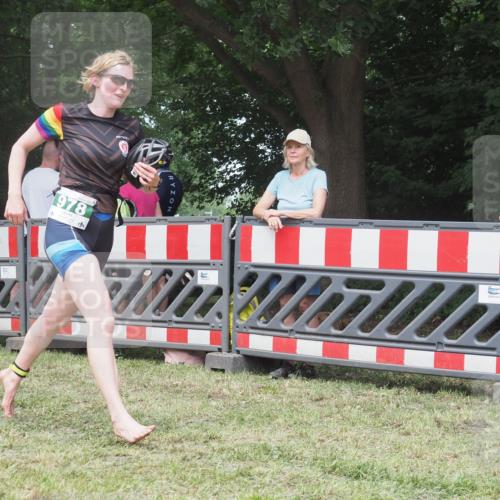 21.06.2025 - 27. Vierlanden-Triathlon KatJ http://msf.ph/oto/7994931 15.06.2025 12:44:12 Ziel 978 meine-sportfotos.de