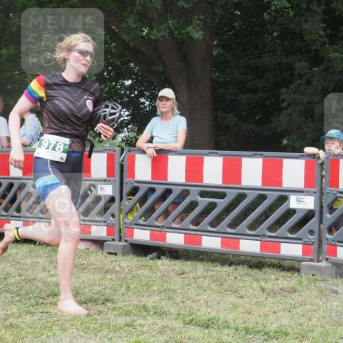 21.06.2025 - 27. Vierlanden-Triathlon KatJ http://msf.ph/oto/7994943 15.06.2025 12:44:12 Ziel 978 meine-sportfotos.de