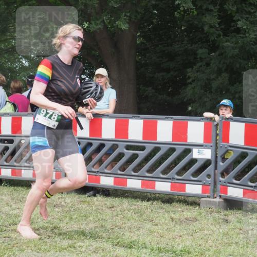 21.06.2025 - 27. Vierlanden-Triathlon KatJ http://msf.ph/oto/7994948 15.06.2025 12:44:12 Ziel 978 meine-sportfotos.de