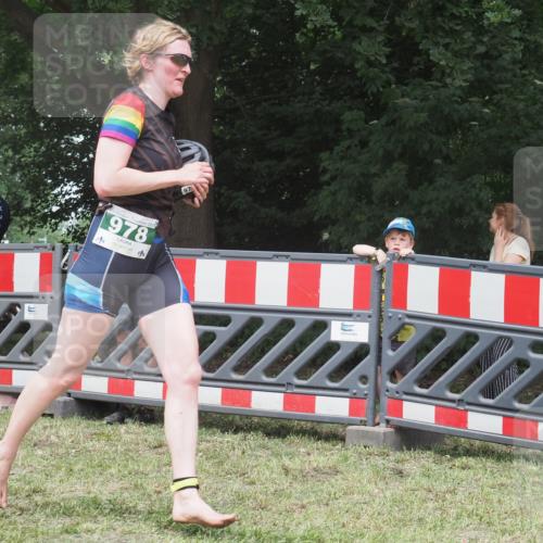 21.06.2025 - 27. Vierlanden-Triathlon KatJ http://msf.ph/oto/7994953 15.06.2025 12:44:12 Ziel 978 meine-sportfotos.de