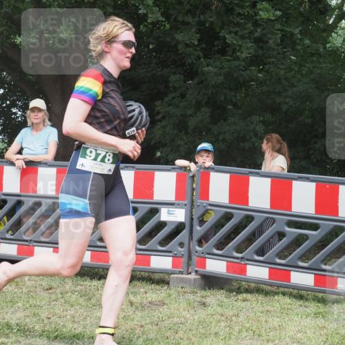 21.06.2025 - 27. Vierlanden-Triathlon KatJ http://msf.ph/oto/7994964 15.06.2025 12:44:13 Ziel 978 meine-sportfotos.de