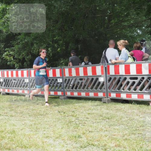 21.06.2025 - 27. Vierlanden-Triathlon KatJ http://msf.ph/oto/7995021 15.06.2025 12:44:39 Ziel 980 meine-sportfotos.de