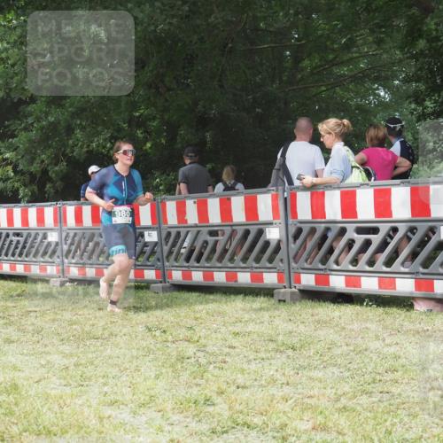 21.06.2025 - 27. Vierlanden-Triathlon KatJ http://msf.ph/oto/7995026 15.06.2025 12:44:39 Ziel 980 meine-sportfotos.de