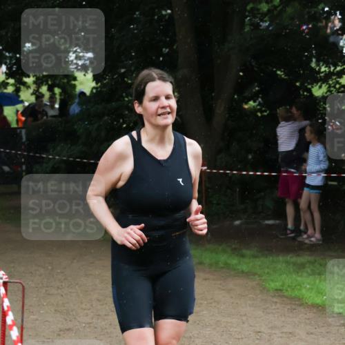 21.06.2025 - 27. Vierlanden-Triathlon Lena Gebhardt http://msf.ph/oto/7995028 15.06.2025 13:49:48 Laufen  meine-sportfotos.de