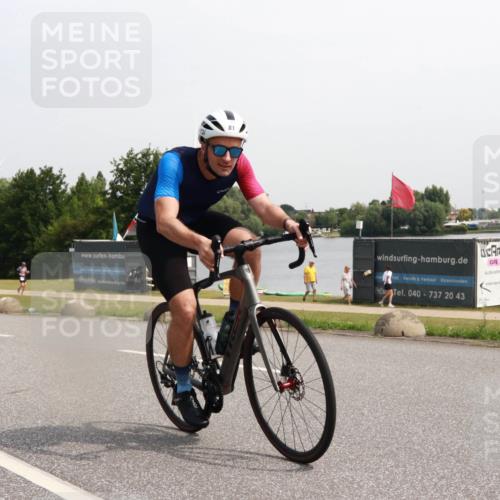 15.06.2025 - 27. Vierlanden-Triathlon H.Heesch http://msf.ph/oto/7995032 15.06.2025 11:25:04 Radfahren 81, 693, 970 meine-sportfotos.de