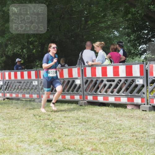 21.06.2025 - 27. Vierlanden-Triathlon KatJ http://msf.ph/oto/7995044 15.06.2025 12:44:39 Ziel 980 meine-sportfotos.de