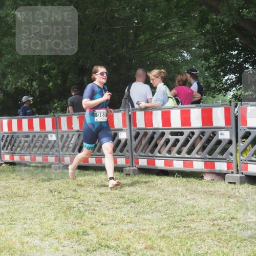 21.06.2025 - 27. Vierlanden-Triathlon KatJ http://msf.ph/oto/7995047 15.06.2025 12:44:39 Ziel 980 meine-sportfotos.de