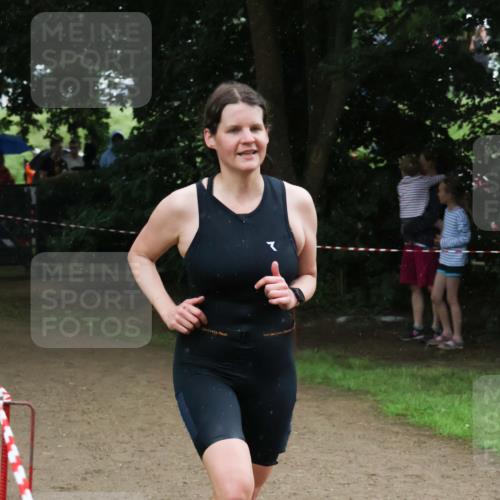 21.06.2025 - 27. Vierlanden-Triathlon Lena Gebhardt http://msf.ph/oto/7995048 15.06.2025 13:49:48 Laufen  meine-sportfotos.de