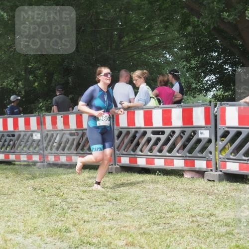 21.06.2025 - 27. Vierlanden-Triathlon KatJ http://msf.ph/oto/7995051 15.06.2025 12:44:40 Ziel 980 meine-sportfotos.de