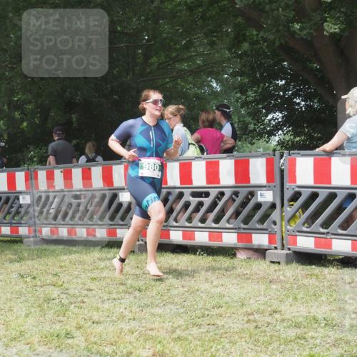 21.06.2025 - 27. Vierlanden-Triathlon KatJ http://msf.ph/oto/7995057 15.06.2025 12:44:40 Ziel 980 meine-sportfotos.de