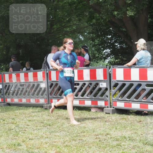 21.06.2025 - 27. Vierlanden-Triathlon KatJ http://msf.ph/oto/7995063 15.06.2025 12:44:40 Ziel 980 meine-sportfotos.de