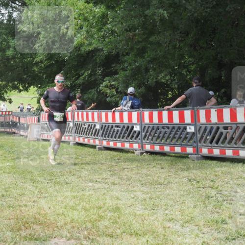21.06.2025 - 27. Vierlanden-Triathlon KatJ http://msf.ph/oto/7995096 15.06.2025 12:44:55 Ziel 726 meine-sportfotos.de