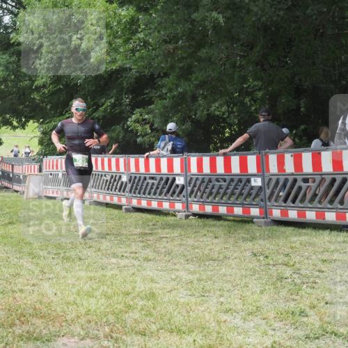 21.06.2025 - 27. Vierlanden-Triathlon KatJ http://msf.ph/oto/7995102 15.06.2025 12:44:55 Ziel 726 meine-sportfotos.de