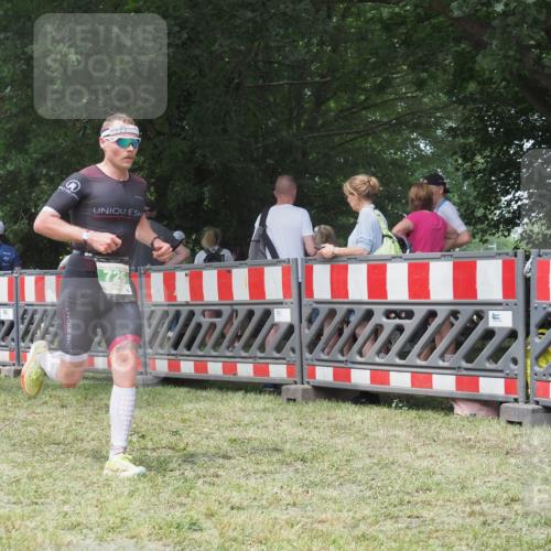21.06.2025 - 27. Vierlanden-Triathlon KatJ http://msf.ph/oto/7995125 15.06.2025 12:44:56 Ziel 726 meine-sportfotos.de