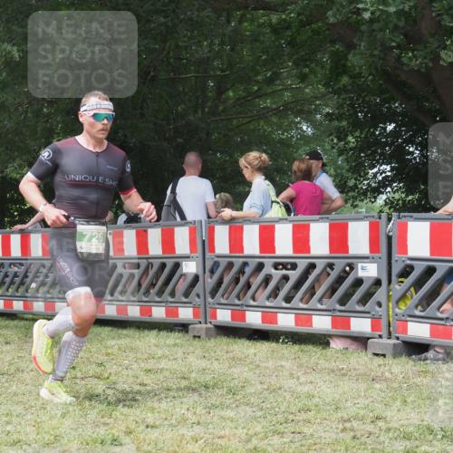 21.06.2025 - 27. Vierlanden-Triathlon KatJ http://msf.ph/oto/7995144 15.06.2025 12:44:56 Ziel 726 meine-sportfotos.de