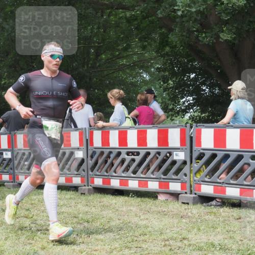 21.06.2025 - 27. Vierlanden-Triathlon KatJ http://msf.ph/oto/7995163 15.06.2025 12:44:56 Ziel 726 meine-sportfotos.de
