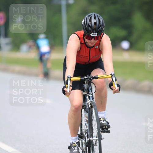 21.06.2025 - 27. Vierlanden-Triathlon H.Heesch http://msf.ph/oto/7995183 15.06.2025 12:15:05 Radfahren 868, 894, 910 meine-sportfotos.de