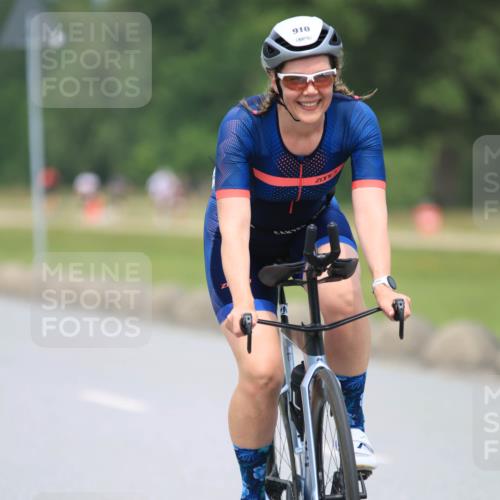 21.06.2025 - 27. Vierlanden-Triathlon H.Heesch http://msf.ph/oto/7995211 15.06.2025 12:15:10 Radfahren 702, 831, 894, 910 meine-sportfotos.de