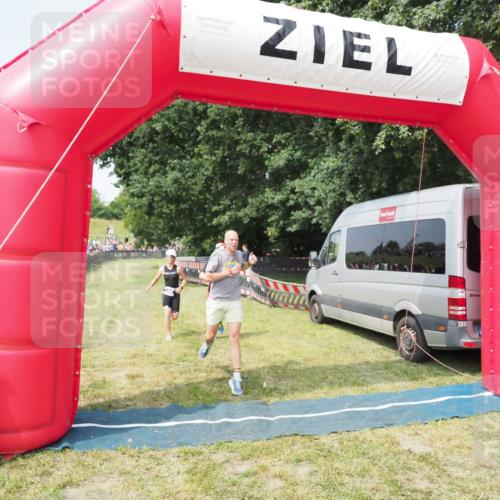21.06.2025 - 27. Vierlanden-Triathlon MichiJ http://msf.ph/oto/7995274 15.06.2026 11:18:52 Ziel 364, 564, 612 meine-sportfotos.de