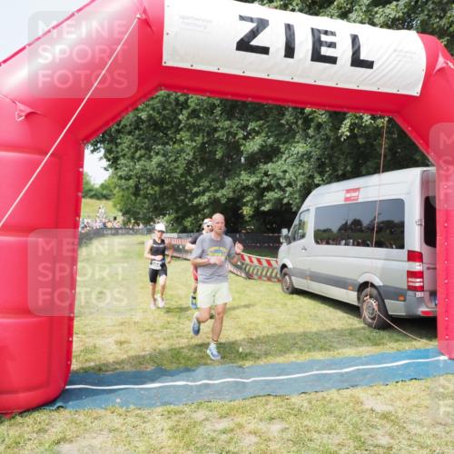 21.06.2025 - 27. Vierlanden-Triathlon MichiJ http://msf.ph/oto/7995293 15.06.2026 11:18:52 Ziel 364, 564, 612 meine-sportfotos.de