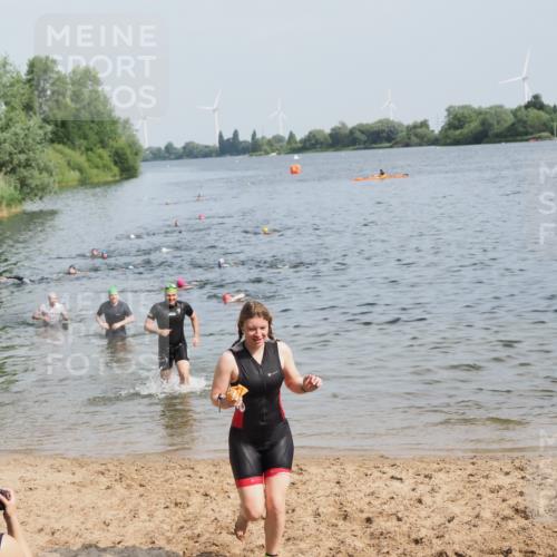 21.06.2025 - 27. Vierlanden-Triathlon MichiJ http://msf.ph/oto/7995323 15.06.2026 09:57:03 Schwimmen 263, 325, 1399 meine-sportfotos.de
