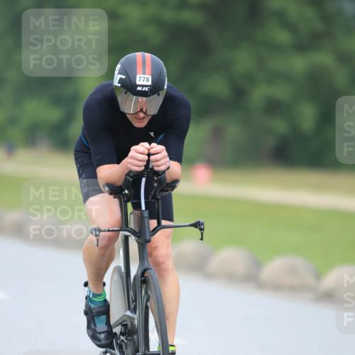 21.06.2025 - 27. Vierlanden-Triathlon H.Heesch http://msf.ph/oto/7995324 15.06.2025 12:15:54 Radfahren 778 meine-sportfotos.de