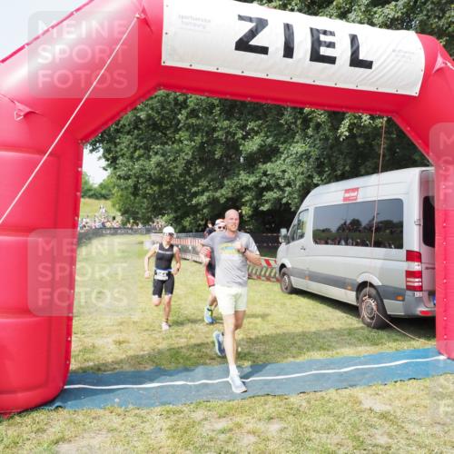 21.06.2025 - 27. Vierlanden-Triathlon MichiJ http://msf.ph/oto/7995330 15.06.2026 11:18:53 Ziel 364, 564, 612 meine-sportfotos.de