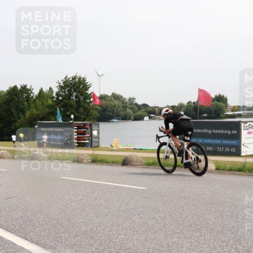 15.06.2025 - 27. Vierlanden-Triathlon H.Heesch http://msf.ph/oto/7995361 15.06.2025 11:26:17 Radfahren 18, 652, 798, 800, 881, 911 meine-sportfotos.de