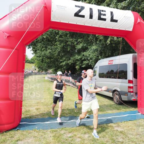 21.06.2025 - 27. Vierlanden-Triathlon MichiJ http://msf.ph/oto/7995374 15.06.2026 11:18:53 Ziel 364, 564, 612 meine-sportfotos.de