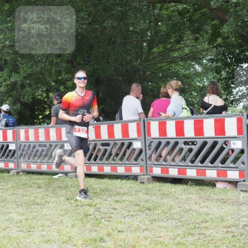 21.06.2025 - 27. Vierlanden-Triathlon KatJ http://msf.ph/oto/7995384 15.06.2025 12:46:08 Ziel 130 meine-sportfotos.de