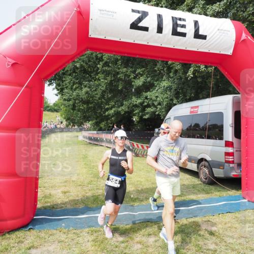 21.06.2025 - 27. Vierlanden-Triathlon MichiJ http://msf.ph/oto/7995405 15.06.2026 11:18:53 Ziel 364, 564, 612 meine-sportfotos.de