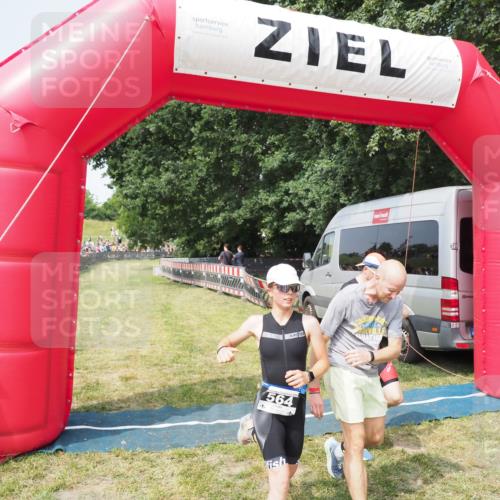 21.06.2025 - 27. Vierlanden-Triathlon MichiJ http://msf.ph/oto/7995430 15.06.2026 11:18:54 Ziel 364, 564, 612 meine-sportfotos.de