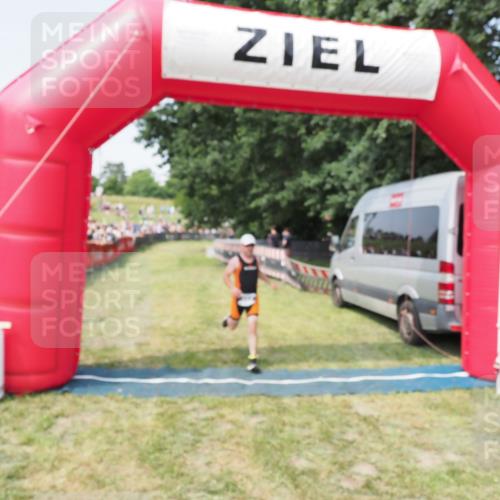 21.06.2025 - 27. Vierlanden-Triathlon MichiJ http://msf.ph/oto/7995457 15.06.2026 11:19:05 Ziel 457 meine-sportfotos.de