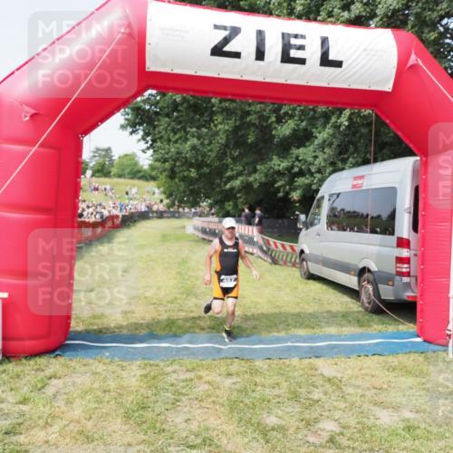 21.06.2025 - 27. Vierlanden-Triathlon MichiJ http://msf.ph/oto/7995464 15.06.2026 11:19:06 Ziel 457 meine-sportfotos.de