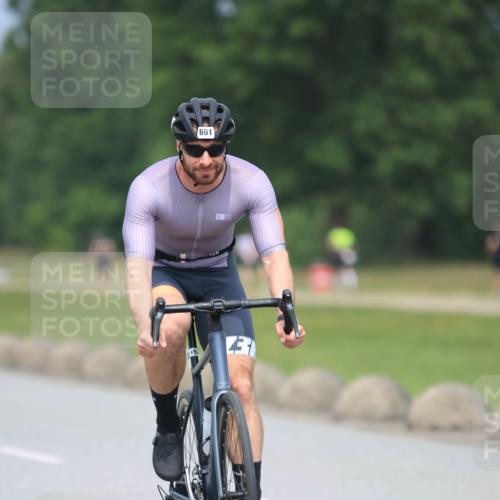 21.06.2025 - 27. Vierlanden-Triathlon H.Heesch http://msf.ph/oto/7995472 15.06.2025 12:17:01 Radfahren 641, 667, 691, 923, 955 meine-sportfotos.de