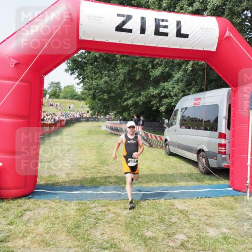 21.06.2025 - 27. Vierlanden-Triathlon MichiJ http://msf.ph/oto/7995485 15.06.2026 11:19:06 Ziel 457 meine-sportfotos.de
