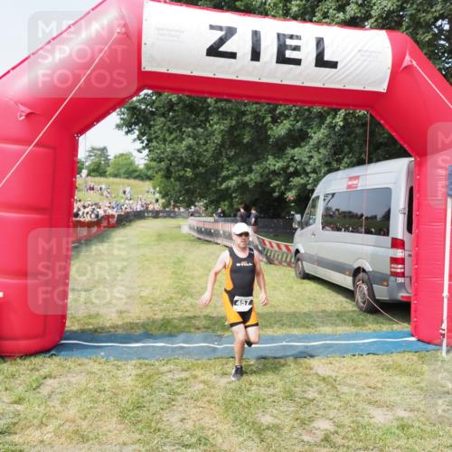 21.06.2025 - 27. Vierlanden-Triathlon MichiJ http://msf.ph/oto/7995496 15.06.2026 11:19:06 Ziel 457 meine-sportfotos.de