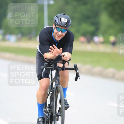 21.06.2025 - 27. Vierlanden-Triathlon H.Heesch http://msf.ph/oto/7995514 15.06.2025 12:17:07 Radfahren 641, 923, 955 meine-sportfotos.de
