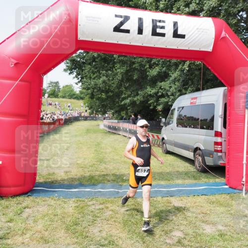 21.06.2025 - 27. Vierlanden-Triathlon MichiJ http://msf.ph/oto/7995517 15.06.2026 11:19:06 Ziel 457 meine-sportfotos.de