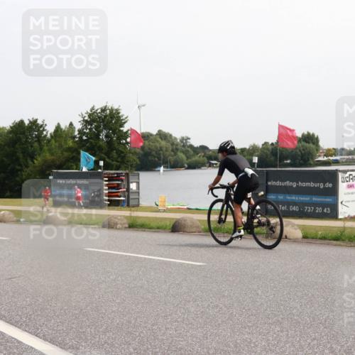 15.06.2025 - 27. Vierlanden-Triathlon H.Heesch http://msf.ph/oto/7995530 15.06.2025 11:27:16 Radfahren 825, 939 meine-sportfotos.de