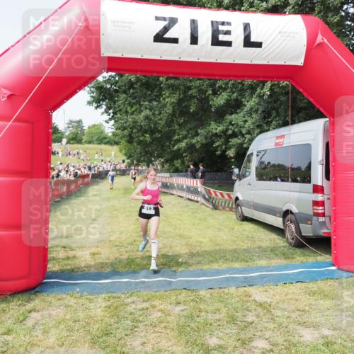 21.06.2025 - 27. Vierlanden-Triathlon MichiJ http://msf.ph/oto/7995583 15.06.2026 11:19:17 Ziel 613 meine-sportfotos.de
