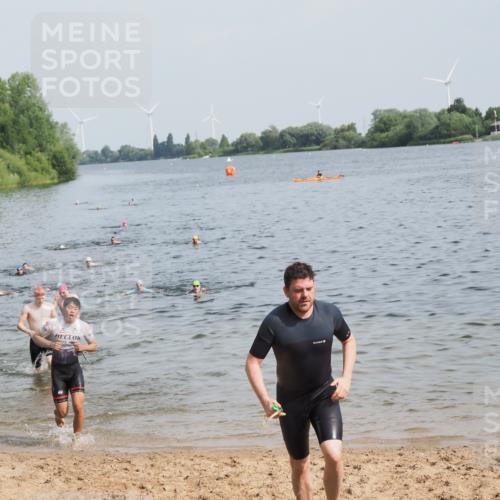 21.06.2025 - 27. Vierlanden-Triathlon MichiJ http://msf.ph/oto/7995601 15.06.2026 09:57:16 Schwimmen 263, 293, 296, 343 meine-sportfotos.de