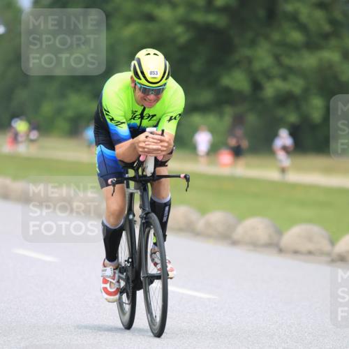 21.06.2025 - 27. Vierlanden-Triathlon H.Heesch http://msf.ph/oto/7995609 15.06.2025 12:17:36 Radfahren 853, 859 meine-sportfotos.de