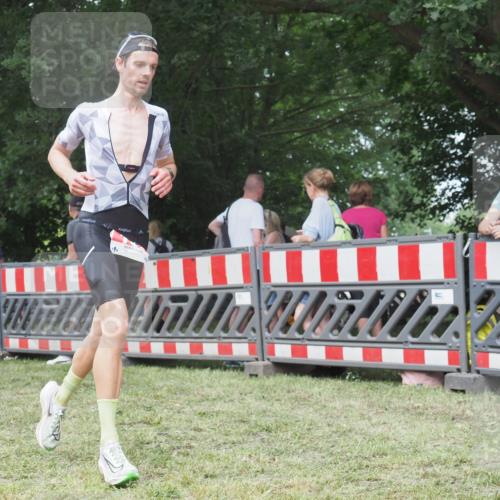 21.06.2025 - 27. Vierlanden-Triathlon KatJ http://msf.ph/oto/7995612 15.06.2025 12:46:35 Ziel 138 meine-sportfotos.de