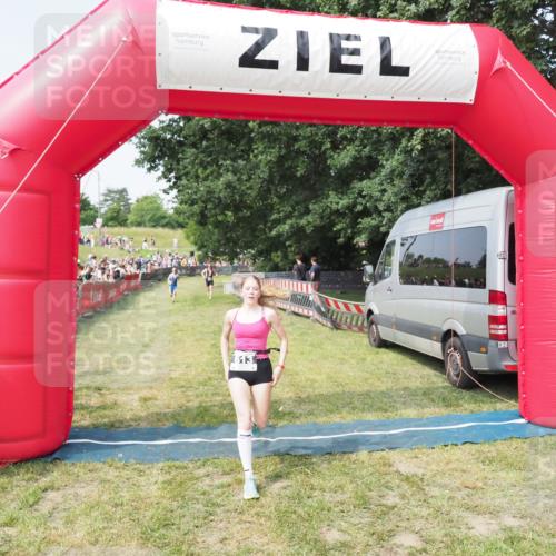 21.06.2025 - 27. Vierlanden-Triathlon MichiJ http://msf.ph/oto/7995620 15.06.2026 11:19:18 Ziel 613 meine-sportfotos.de