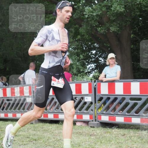 21.06.2025 - 27. Vierlanden-Triathlon KatJ http://msf.ph/oto/7995629 15.06.2025 12:46:35 Ziel 138 meine-sportfotos.de