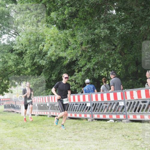 21.06.2025 - 27. Vierlanden-Triathlon KatJ http://msf.ph/oto/7995651 15.06.2025 12:47:42 Ziel 651, 863 meine-sportfotos.de