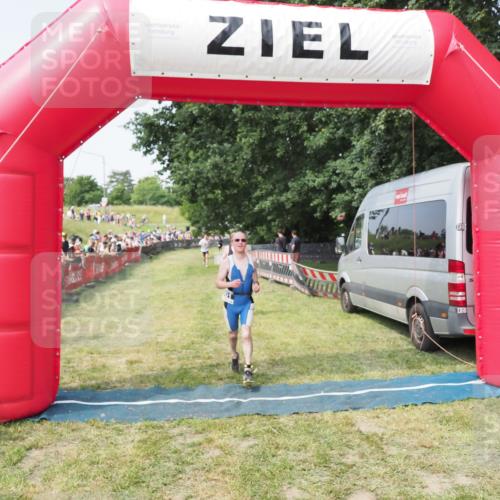 21.06.2025 - 27. Vierlanden-Triathlon MichiJ http://msf.ph/oto/7995655 15.06.2026 11:19:24 Ziel 400, 401, 613 meine-sportfotos.de