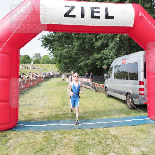 21.06.2025 - 27. Vierlanden-Triathlon MichiJ http://msf.ph/oto/7995666 15.06.2026 11:19:24 Ziel 400, 401, 613 meine-sportfotos.de
