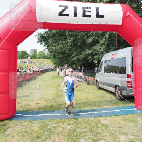 21.06.2025 - 27. Vierlanden-Triathlon MichiJ http://msf.ph/oto/7995676 15.06.2026 11:19:24 Ziel 400, 401, 613 meine-sportfotos.de